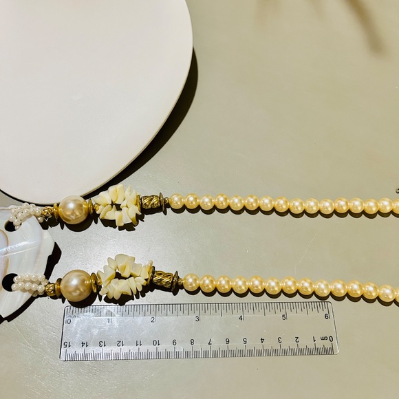 Vintage Beautiful Mother of Pearl Carved Leaf pendant necklace - Picture 13 of 16